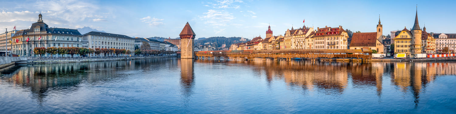 Vista panorámica en Lucerna sobre el río Reuss con el Puente de la Capilla