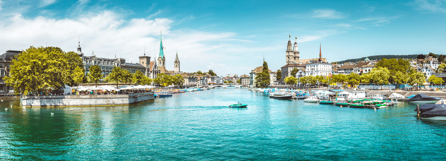 Immagine della Limmat a Zurigo con Bauschänzli, Grossem Münster e altre attrazioni.