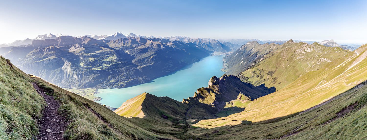 Vista desde el Brienzer Rothorn sobre los Alpes suizos con el lago Brienz e Interlaken.