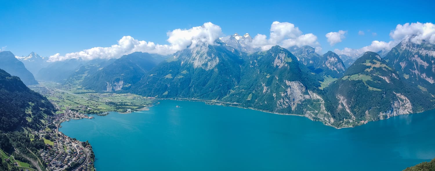 Vista sul Lago dei Quattro Cantoni con Flüelen e Altdorf