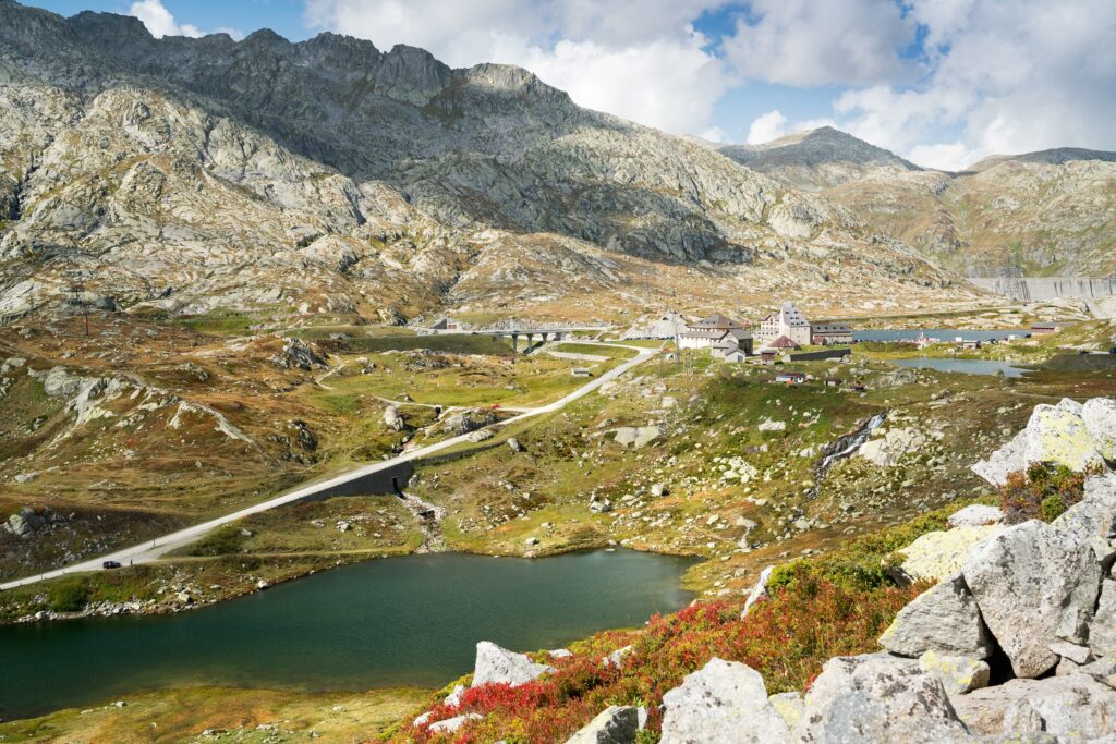 Panorama del passo del San Gottardo con pensione San Gottardo vista da est