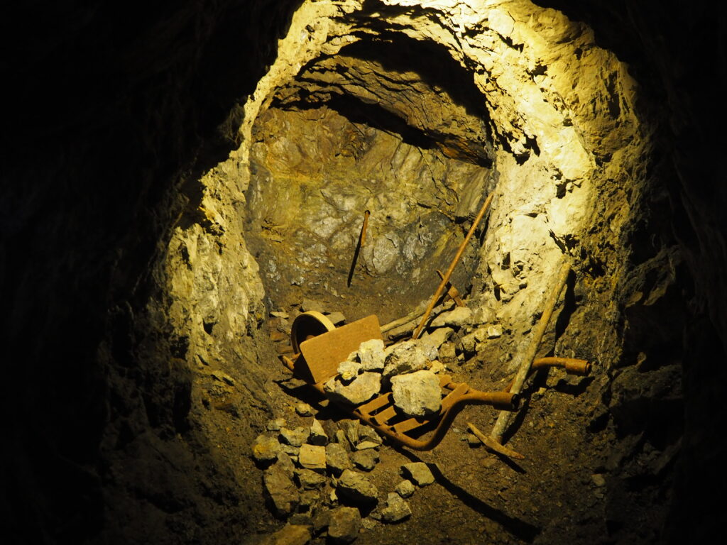 Immagine di un tunnel nella miniera di Sessa con attrezzi per l'estrazione.