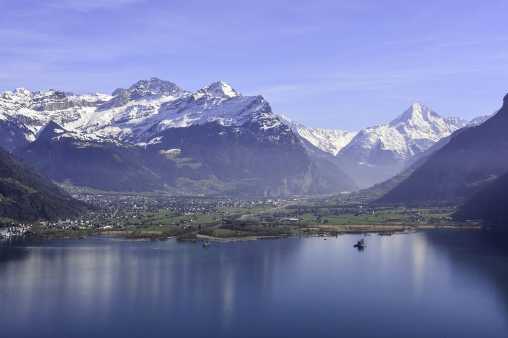 Das Dorf Altdorf und die umliegenden Berge