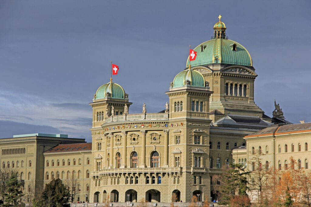 Bild des Bundeshauses mit wehenden Schweizer Fahnen