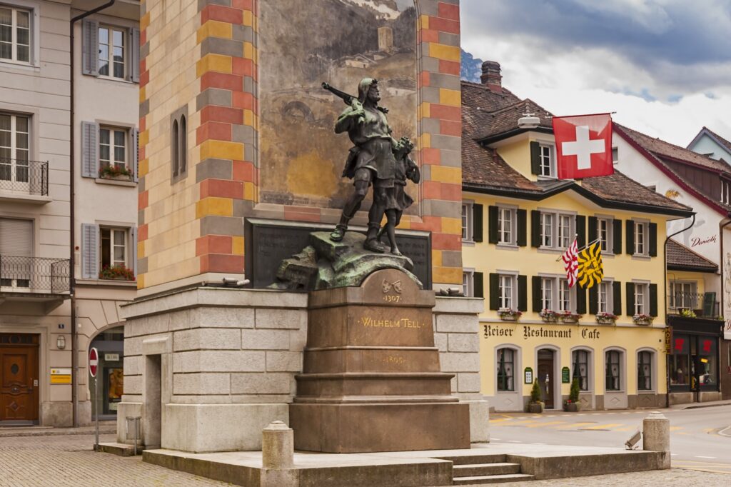 Bild des Rathausplatz mit Telldenkmal in Altdorf, Schweiz