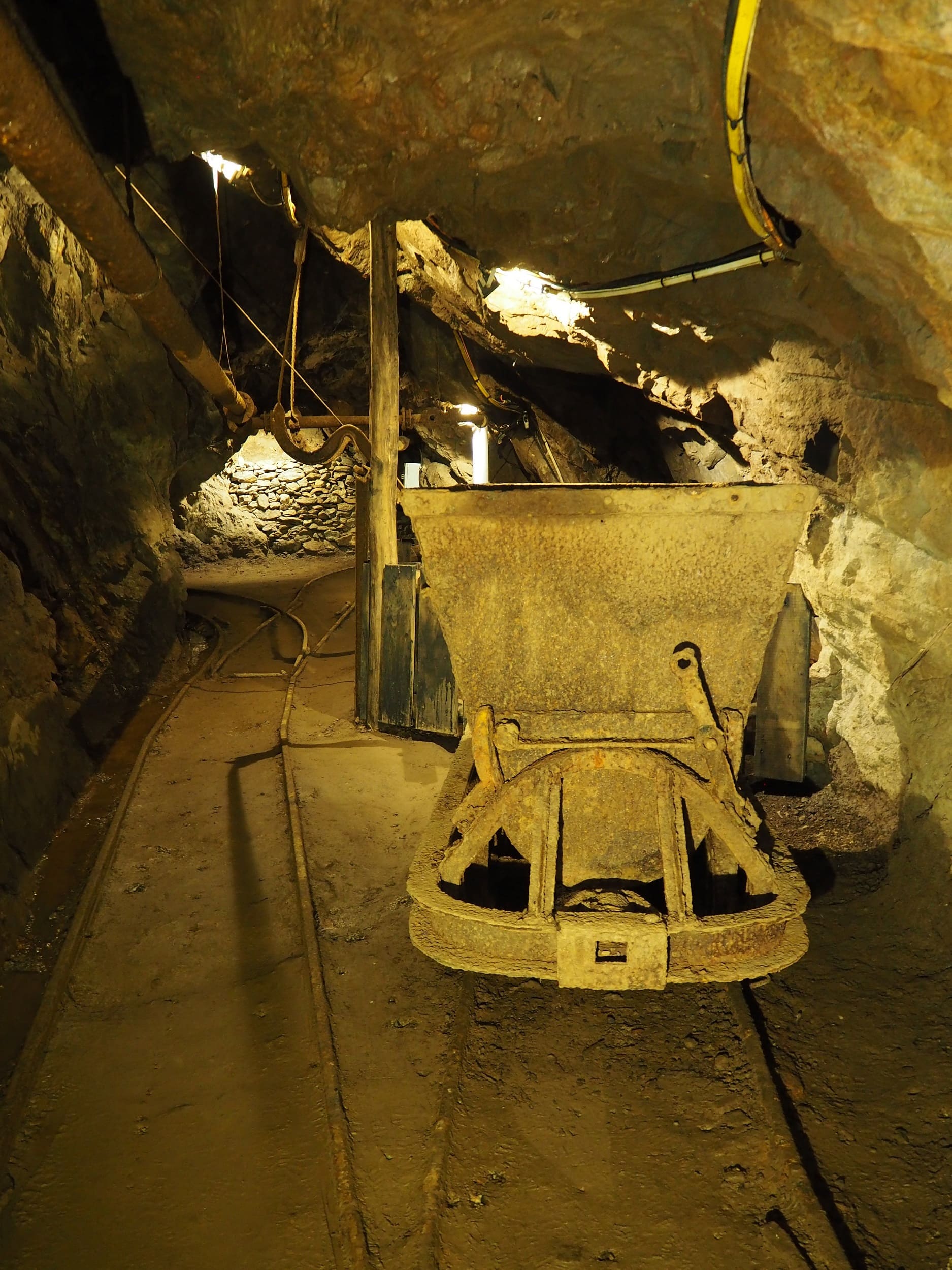 Bergbauwagen auf Gleisen in einem Bergwerk