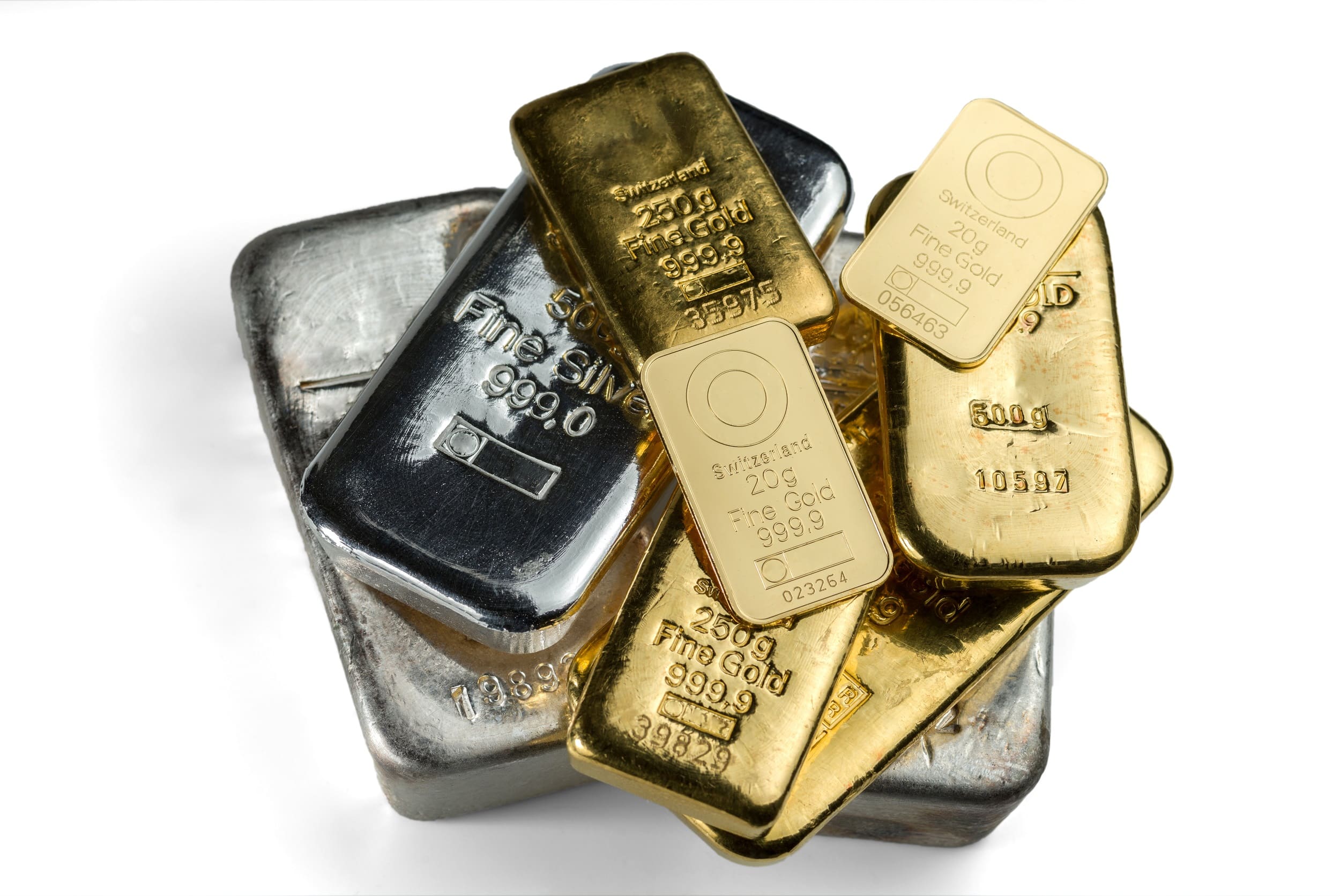 Edelmetallbarren aus Gold und Silber vor weisem Hintergrund